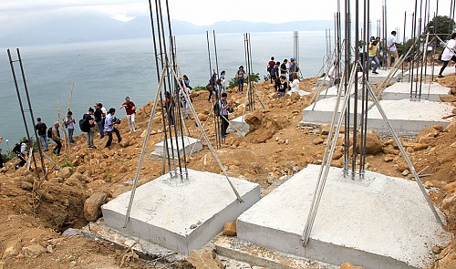 The foundation of 40 villas built on Son Tra Peninsula in the central Vietnamese city of Da Nang Tuoi Tre