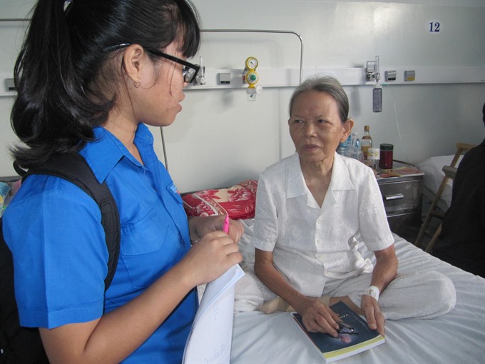 A volunteer with a patient at Đà Nẵng’s Oncology hospital. The central city in co-operation with FPT’s Information System company plans to start an e-heath programme in 2017. — VNS Photo Công Thành Read more at http://vietnamnews.vn/society/373224/central-city-to-develop-e-health.html#o86U8TkXuleoPQ1Q.99
