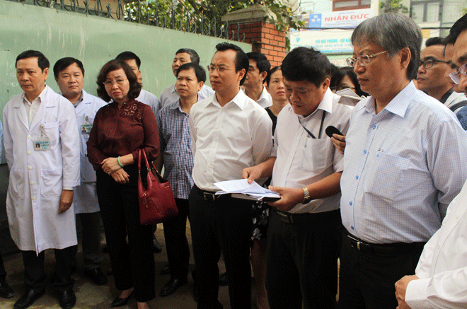 Secretary Anh (front centre) on site at the new cardiovascular centre