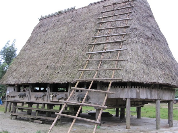 Stilt houses: A 'guoi' (a traditional commune house of the Co Tu people), will be featured in an exhibition of Co Tu culture in Da Nang on 29 March (VNS Photo Cong Thanh)