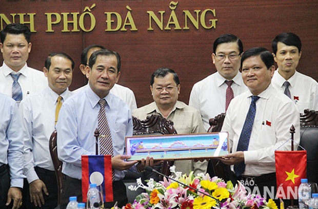  PCl Vice Chairman Nguyen Nho Trung (front right) with Mr Souvanny Saysana (front left)