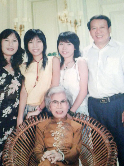 Bà Vũ Thị Hồng Hải với vợ chồng con gái và cháu ngoại.