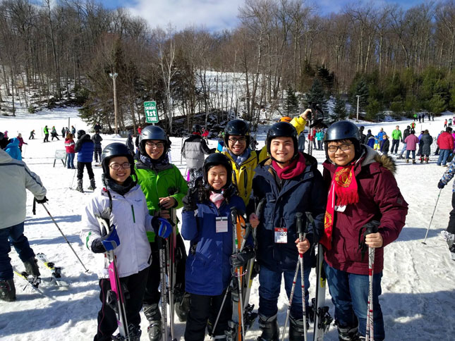 Cường (thứ 2 từ phải qua) trong một lần đi trượt tuyết với các bạn tại núi Wachusett ở Massachusetts. (Ảnh nhân vật cung cấp)