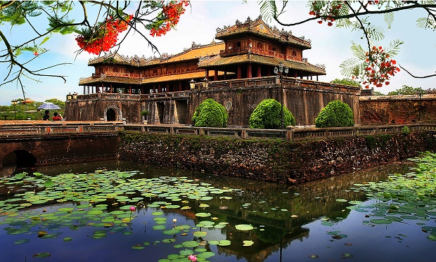 Built in 1833 under the reign of Emperor Minh Mang, Ngo Mon Gate is the main entrance to the Hue Imperial City.  In the past, it was reserved as the entrance for the Emperor or used during receptions for foreign envoys.