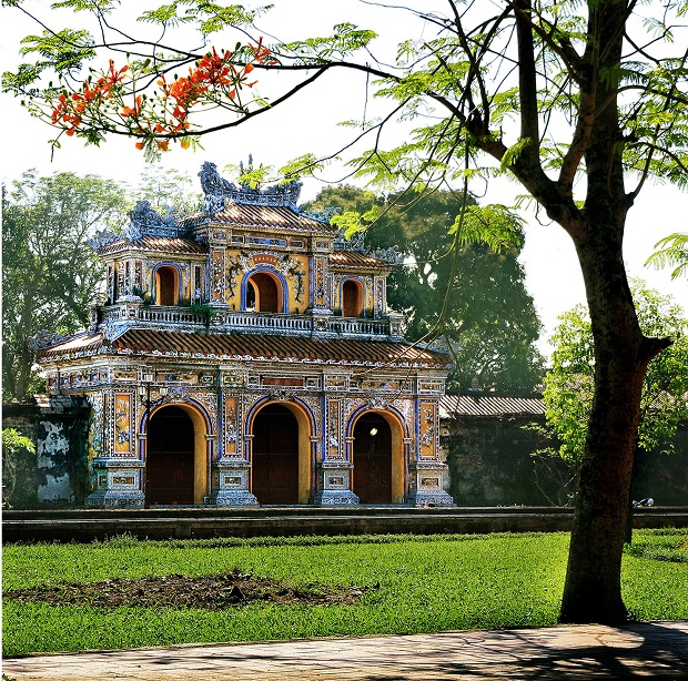  Chuong Duc gate is on the western side of the Imperial City, and it was open to empresses, princesses and maids.