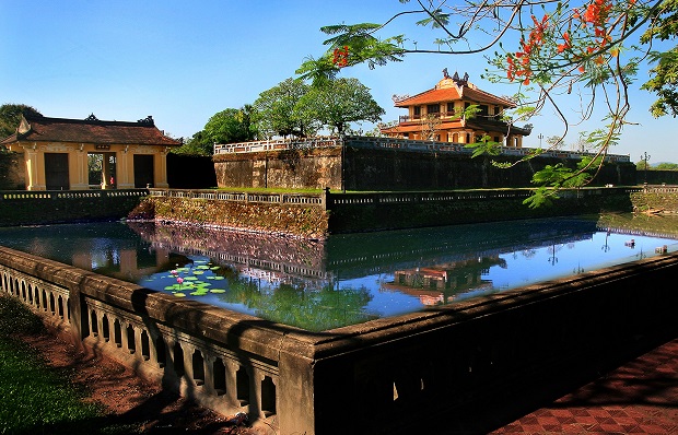   Hoa Binh Gate is a pavilion constructed over a pool, used by the Emperor to take a rest and enjoy some fresh air.