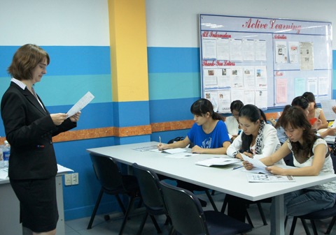 A foreign teacher at an English class in Viet Nam. Photo by VnExpress