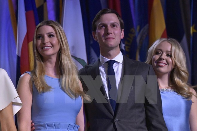 Ông Jared Kushner (giữa) tại lễ mừng chiến thắng của Tổng thống đắc cử Mỹ Donald Trump ở New York ngày 9/11/2016. (Nguồn: AFP/TTXVN)