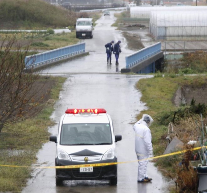 Cảnh sát Nhật Bản kiểm tra tìm kiếm chứng cứ tại khu vực phát hiện thi thể bé Linh. (Nguồn: Japan Times)