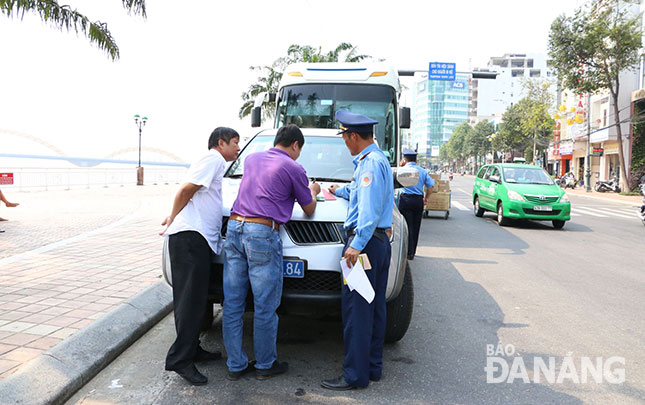 Lực lượng chức năng xử lý “xe dù” vi phạm. 