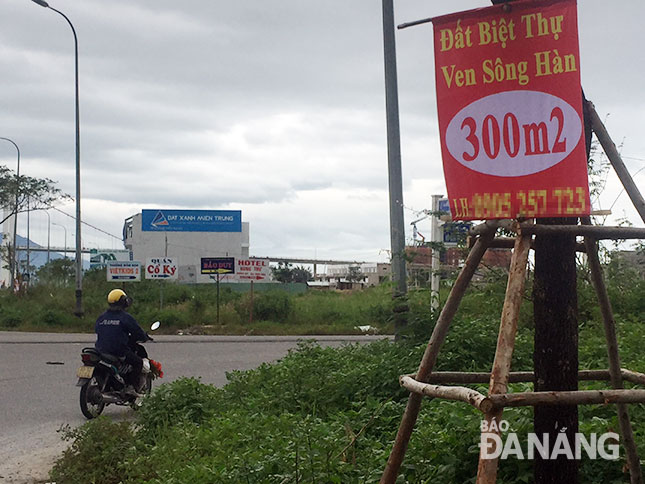 Một tấm bảng quảng cáo bán đất ở địa bàn phường Nại Hiên Đông, quận Sơn Trà.