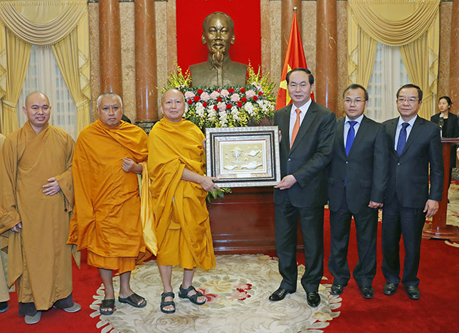 Chủ tịch nước Trần Đại Quang tặng quà Đoàn đại biểu Phật giáo Việt Nam tại Thái Lan. 						                   Ảnh: TTXVN