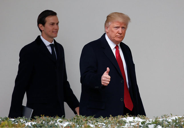 Tổng thống Donald Trump (phải) cùng con rể Jared Kushner rời Nhà Trắng ở Washington, Mỹ. 						         Ảnh: Reuters