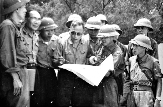  Late State President Vo Chi Cong (2nd left) and his comrades from the Political Commissar of Military Zone 5 discuss a plan to enter Da Nang from many directions.