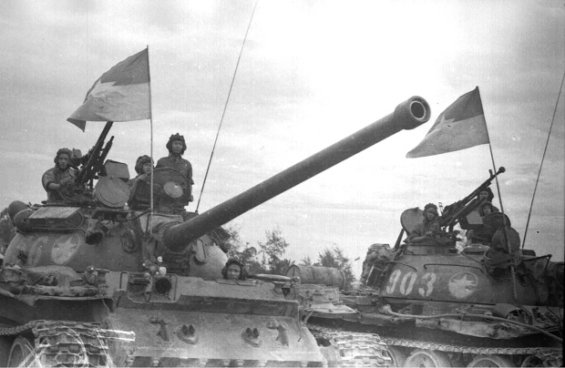    Vietnam Liberation Army tanks roll into the city 