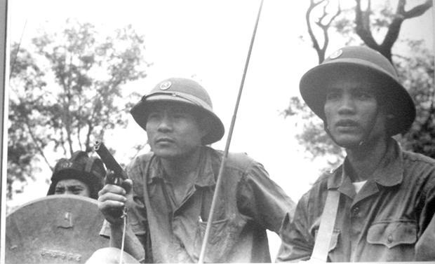 Vietnamese revolutionary soldiers Pham Tien Lai and Tran Minh Thiet leading a team to liberate the Son Tra Peninsula