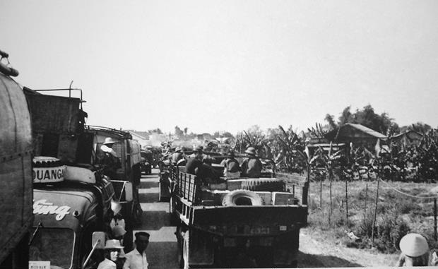  The liberation army’s vehicles on a local street