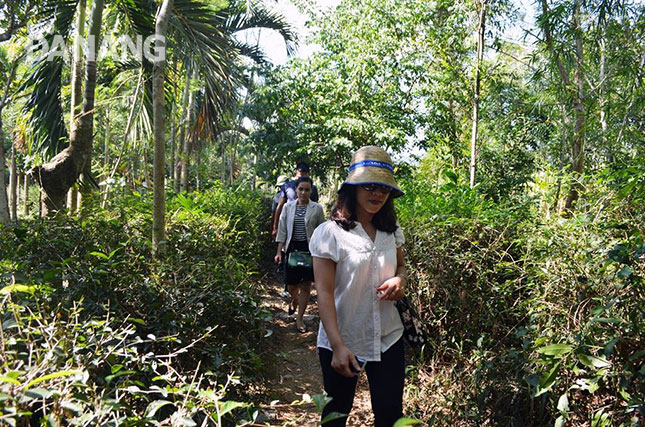 Hiện nay, du khách thường muốn có những trải nghiệm gần gũi với người dân địa phương và thiên nhiên. Trong ảnh: Lối vào nhà cổ Tích Thiện Đường, thôn Thái Lai, xã Hòa Nhơn (huyện Hòa Vang) bằng đường sông.