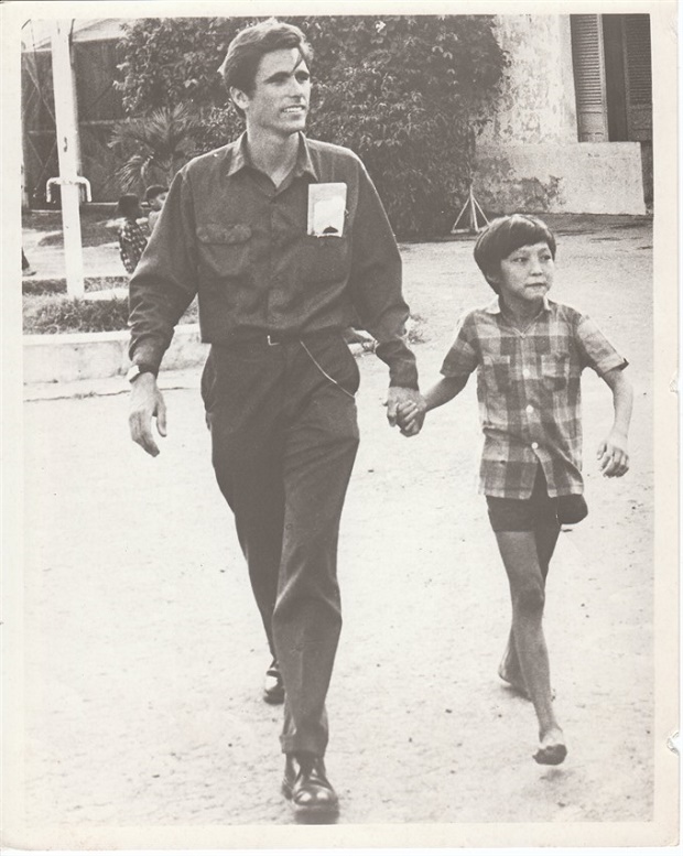 Doing good: Richard Hughes and a boy who was part of the Shoeshine Boys project in Sài Gòn in the 1970s. Courtesy Photo of Dick Hughes. Read more at http://vietnamnews.vn/life-style/expat-corner/372914/us-actor-takes-on-cudgels-on-behalf-of-vn-ao-victims.html#oVf5ocxM18mrbdVG.99