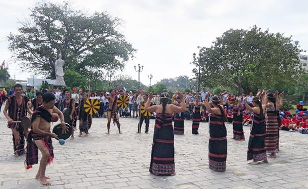  A traditional dance featuring both male and female dancers