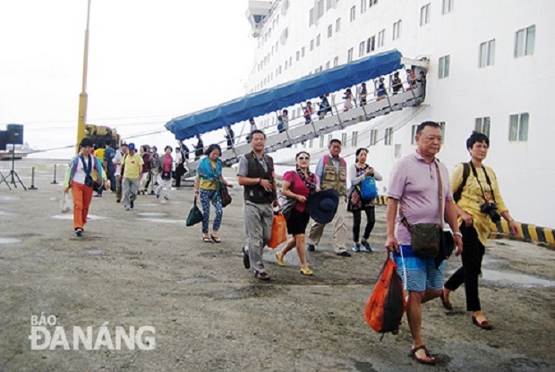 Cruise ship passengers arriving at Tien Sa Port