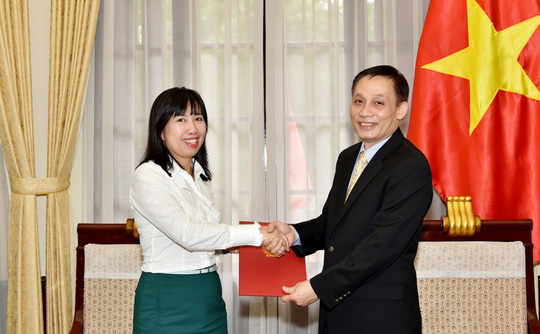 Bà Lê Thị Thu Hằng trong một lần nhận quyết định bổ nhiệm từ Thứ trưởng Bộ Ngoại giao Lê Hoài Trung (Ảnh: Thế giới và Việt Nam).