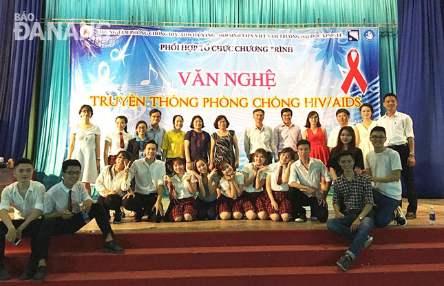 Sinh viên Trường Đại học Kinh tế, ĐH Đà Nẵng với những tiết mục truyền thông phòng chống HIV. 	           Ảnh: Trần Tân