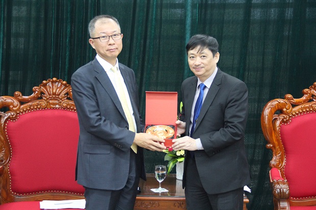 Chief Representative Park (left) and Vice Chairman Dung