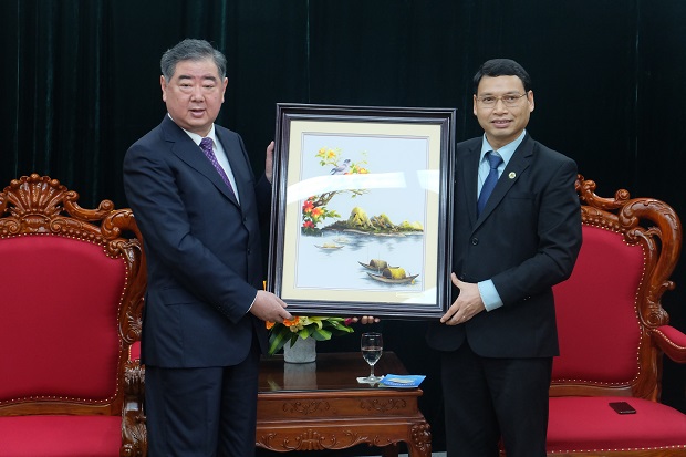 Vice Chairman Minh (right) with a Shandong Province representative