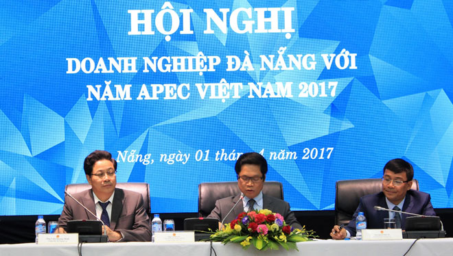 Giám đốc Sở Ngoại vụ Lâm Quang Minh (bìa trái), Chủ tịch VCCI Vũ Tiến Lộc (giữa) và Phó Trưởng ban Thường trực Ban Thư ký quốc gia APEC 2017 Nguyễn Minh Vũ tiếp nhận và giải đáp các ý kiến của DN về Năm APEC 2017.