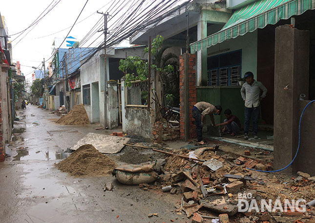 Mặc dù ở vị trí “đất vàng” đang có giá từ 40-50 triệu đồng/m² nhưng các hộ dân kiệt 227 đường Nguyễn Văn Thoại vẫn quyết tâm tự nguyện mở rộng kiệt.