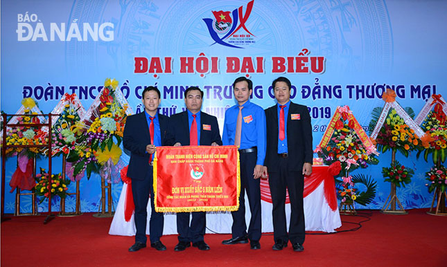 Thành Đoàn Đà Nẵng tặng Cờ thi đua đơn vị xuất sắc 5 năm liền (2012-2016) công tác Đoàn và phong trào Thanh thiếu nhi cho Đoàn Trường Cao đẳng Thương mại.