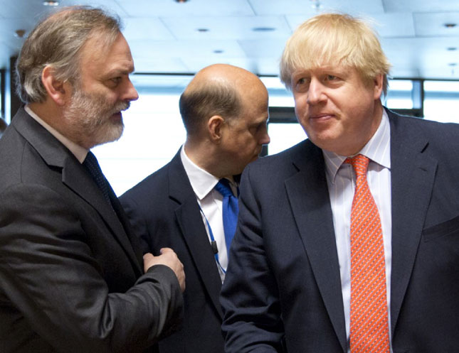 Ngoại trưởng Anh Boris Johnson (phải) tham dự cuộc họp các ngoại trưởng EU ở Luxembourg. Ông Johnson khẳng định chủ quyền của Gibraltar không thay đổi.			Ảnh: AP