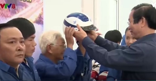A beneficiary receiving a helmet (Photo: vtv.vn)