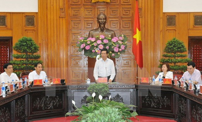 Deputy Prime Minister and Foreign Minister Pham Binh Minh, Chairman of the National Committee on APEC 2017, speaks at the fifth meeting of the committee (Photo: VNA)