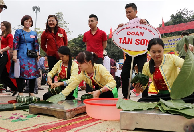 Food story: It is said that Prince Lang Liêu, the youngest and poorest son of the 18th Hùng King, invented the square and round sticky rice cakes to gift his parents. This is a tradition maintained by the Vietnamese people ever since. — VNS Photo Trung Kiên Read more at http://vietnamnews.vn/life-style/374094/hung-kings-day-honouring-founding-fathers.html#wg5tLQ7CWsS5itqP.99