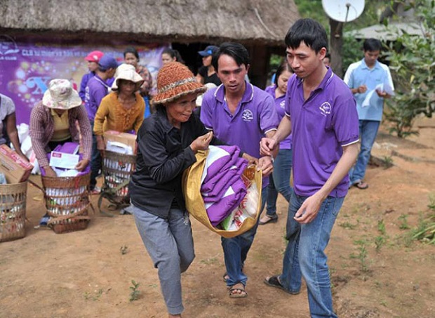  The club’s members donating essential goods for poor residents in Quang Nam Province’s Nam Giang District