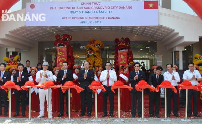 Đại diện tập đoàn Route Inn và các ban ngành liên quan cắt băng khánh thành khách sạn Grandvrio City Đà Nẵng chính thức đi vào hoạt động.