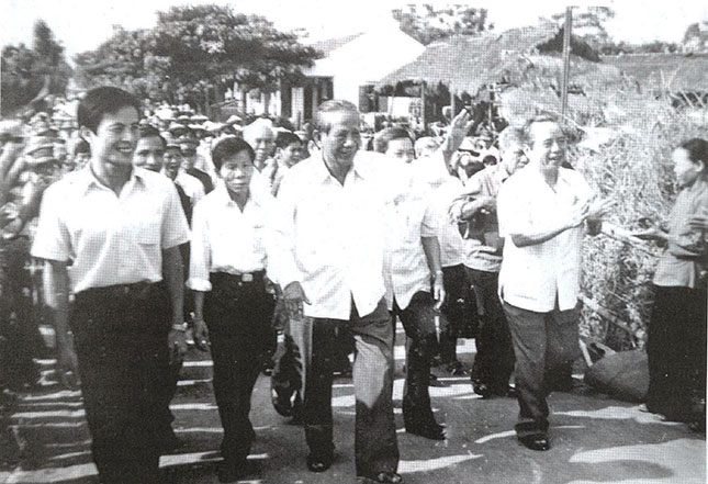 Đồng chí Lê Duẩn thăm huyện Điện Bàn năm 1983. 				(Ảnh tư liệu)