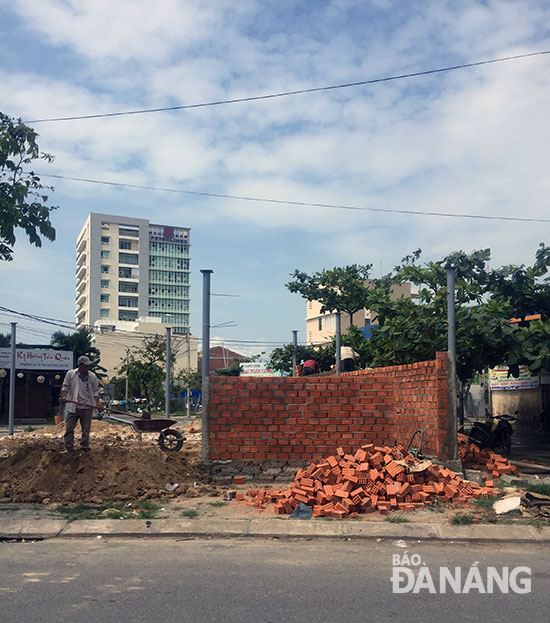 Công trình xây dựng không phép ngay giữa phố nhưng chính quyền địa phương và cơ quan chức năng không phát hiện, xử lý kịp thời (ảnh chụp chiều 5-4).