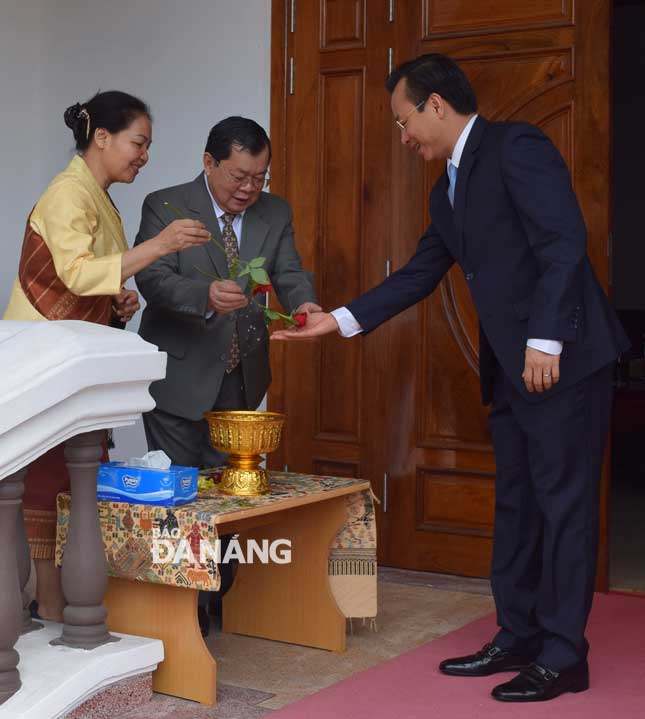 Tổng lãnh sự Khamsene Phommaseng và phu nhân thực hiện nghi thức té nước cầu may mắn cho Bí thư Thành ủy, Chủ tịch HĐND thành phố Nguyễn Xuân Anh