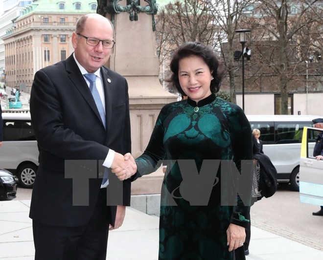 Speaker of the Swedish parliament Urban Ahlin (L) welcomes National Assembly Chairwoman Nguyen Thi Kim Ngan (Photo: VNA)