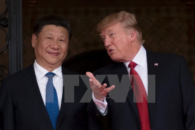 Tổng thống Mỹ Donald Trump (phải) tiếp Chủ tịch Trung Quốc Tập Cận Bình (trái) tại khu nghỉ dưỡng Mar-a-Lago ở West Palm Beach, bang Florida ngày 6/4. (Nguồn: AFP/TTXVN)