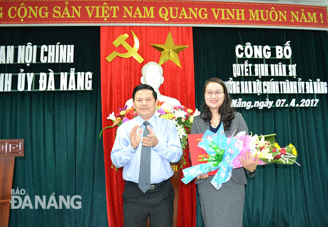 Trưởng ban Tổ chức Thành ủy Trần Đình Hồng trao Quyết định bổ nhiệm chức vụ Phó Trưởng ban Nội chính Thành ủy cho bà Trần Thị Kim Oanh.                               ảnh: VIỆT DŨNG