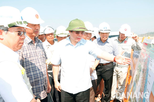 Phó Chủ tịch Quốc hội Phùng Quốc Hiển (giữa) chỉ đạo tại buổi kiểm tra dự án đường cao tốc Đà Nẵng - Quảng Ngãi. Ảnh: THÀNH LÂN