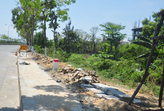Tuyến đường 2 bên dẫn vào cầu Tuyên Sơn bị đào bới nham nhở