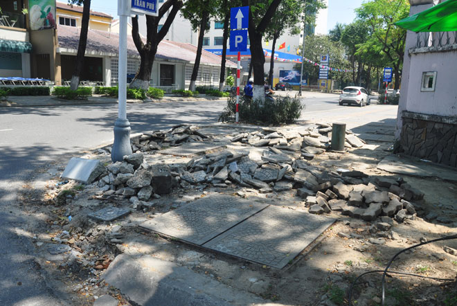 ở khu vực đầu đường Trần Phú, vỉa hè được đào xới lên rồi bỏ đó 2 ngày nay không thấy thi công
