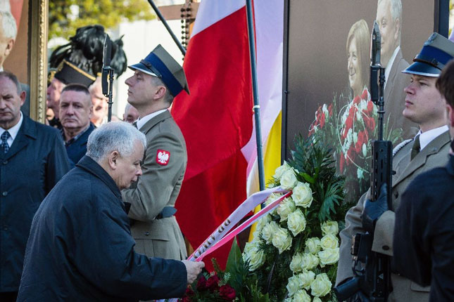 Ông Jaroslaw Kaczynski, Chủ tịch đảng Luật pháp và Công lý Ba Lan, đặt hoa tưởng niệm các nạn nhân tại Warsaw. 	                  Ảnh: AFP