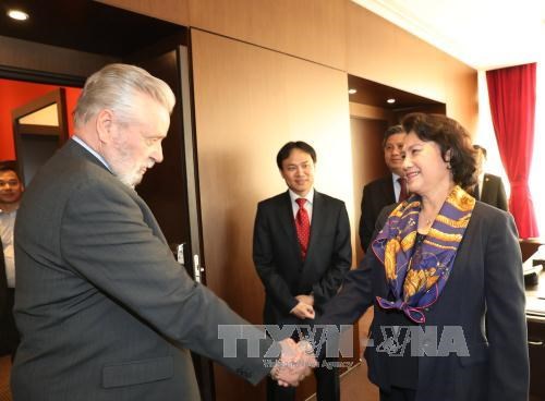 NA Chairwoman Nguyen Thi Kim Ngan (right) and  President of the Hungary – Viet Nam Friendship Association Botsz Laszlo