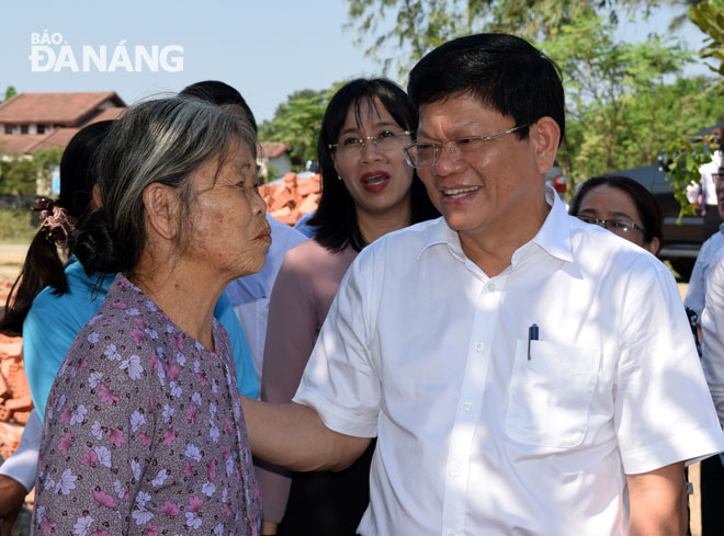 Phó Bí thư Thường trực Thành uỷ Võ Công Trí kiểm tra thực tế tại nhà bà Trần Thị Mót